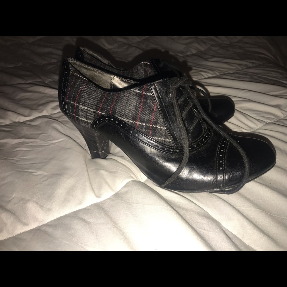 Heeled saddle shoes
